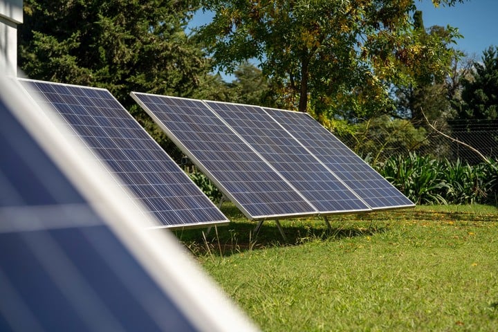 ¿Cómo saber si un panel solar es de 12 o 24 V?