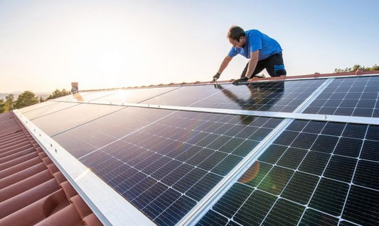 La importancia de mantener tus paneles solares limpios.